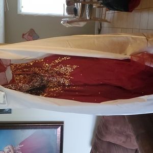 Quiencera dress color burgundy talla 8